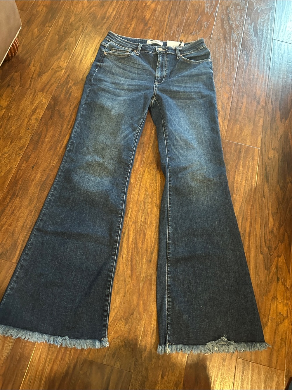 Zenana Sz 30 flared raw hem jeans